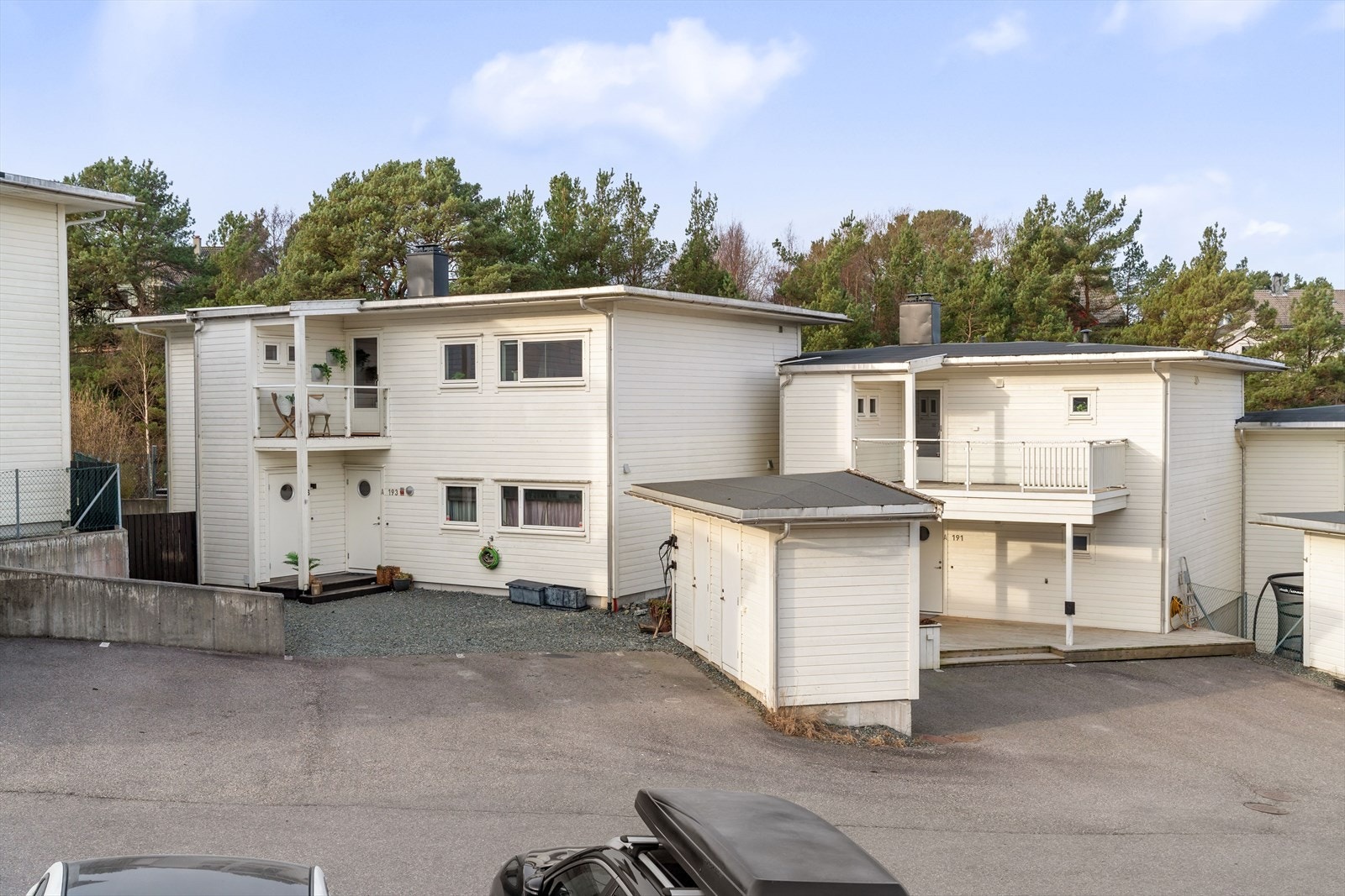 Leiligheten har egen inngang på bakkeplan. Galleribilde