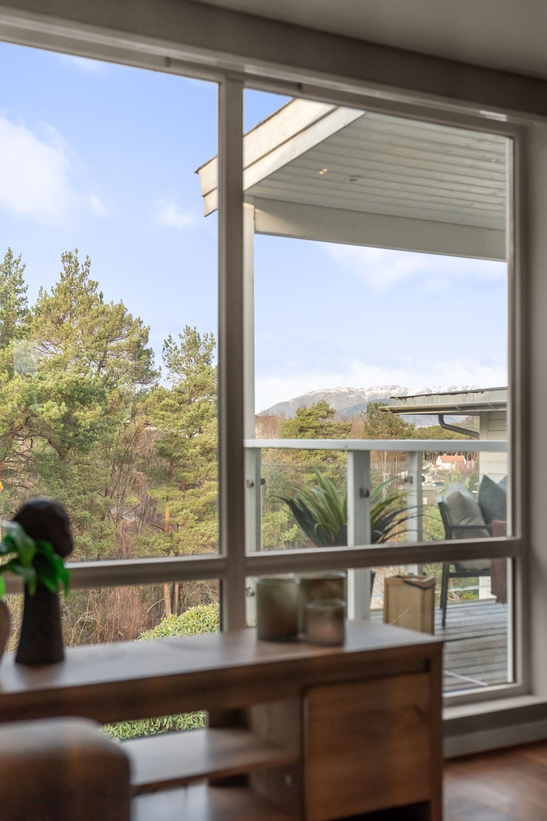 Flott utsikt mot nærområdet fra stue og altan Galleribilde