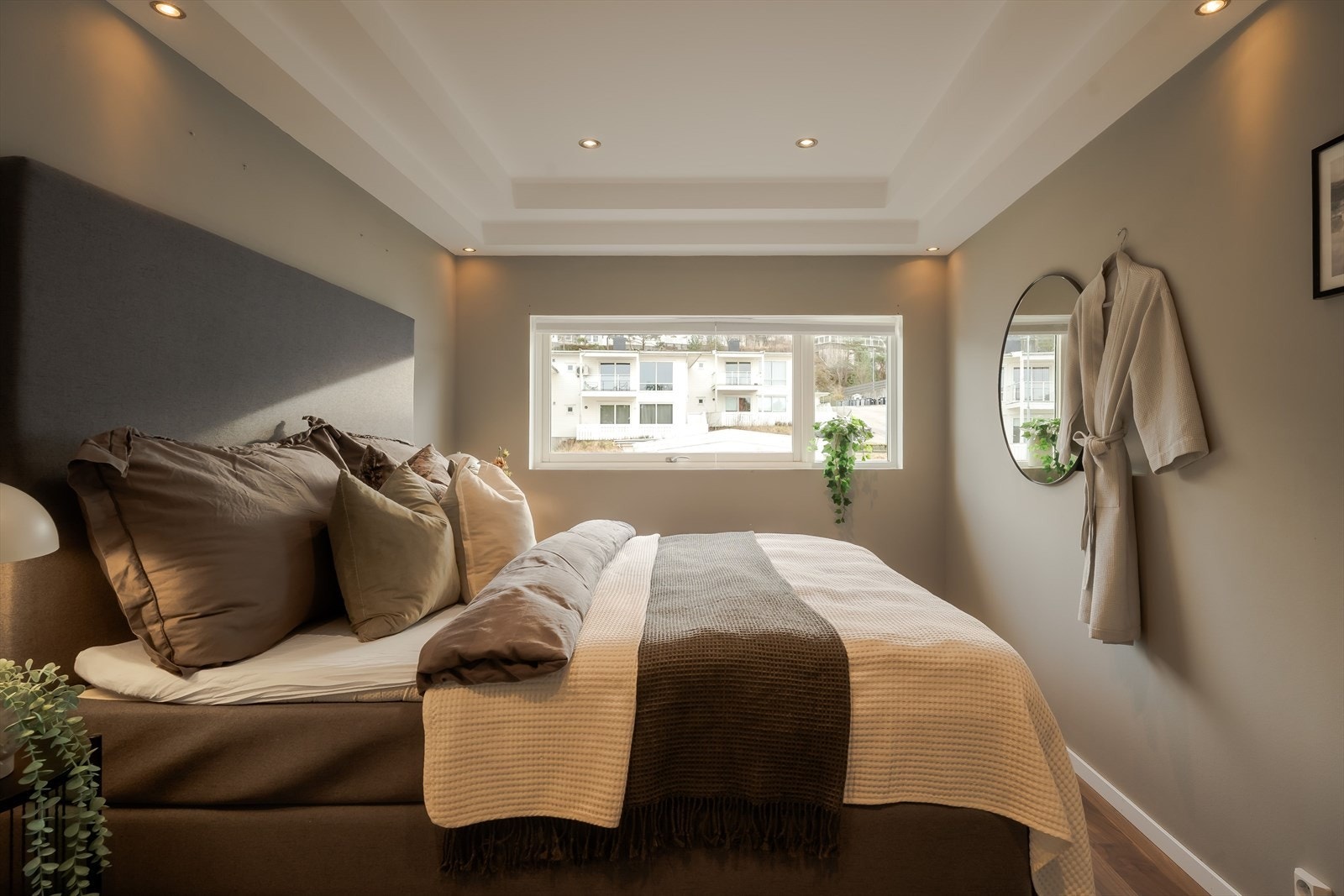 Lyst og trivelig hovedsoverom med plass til dobbelseng Galleribilde