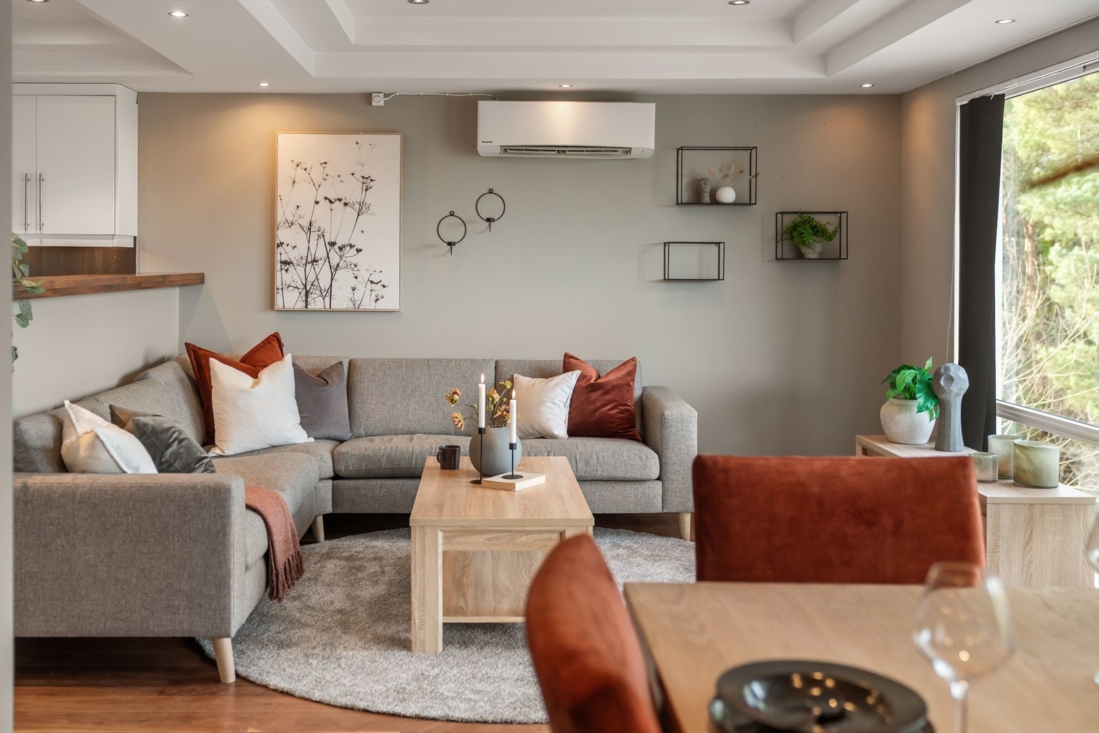 Lys og trivelig stue med spotter i taket og varmepumpe Galleribilde