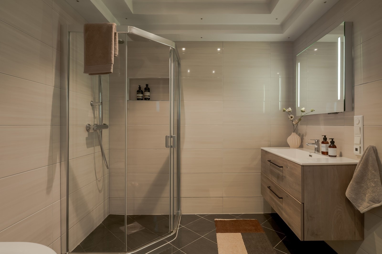 Badet har pen og moderne baderomsinnredning Galleribilde