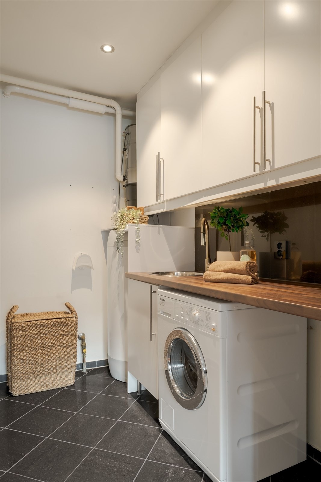 Vaskerom med rikelig med oppbevaringsplass Galleribilde