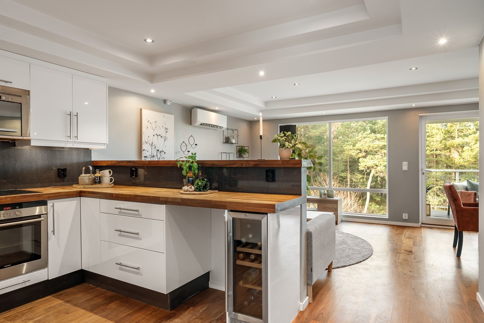 Kjøkkenet har integrert stekeovn, platetopp, microbølgeovn og vinskap. Galleribilde