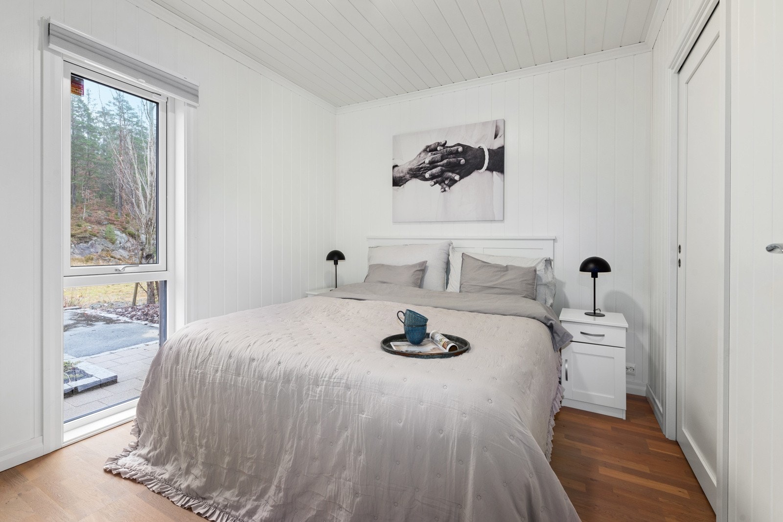 Det andre soverommet i 1.etg er også i god størrelse med plass til dobbeltseng og nattbord på hver side. Galleribilde