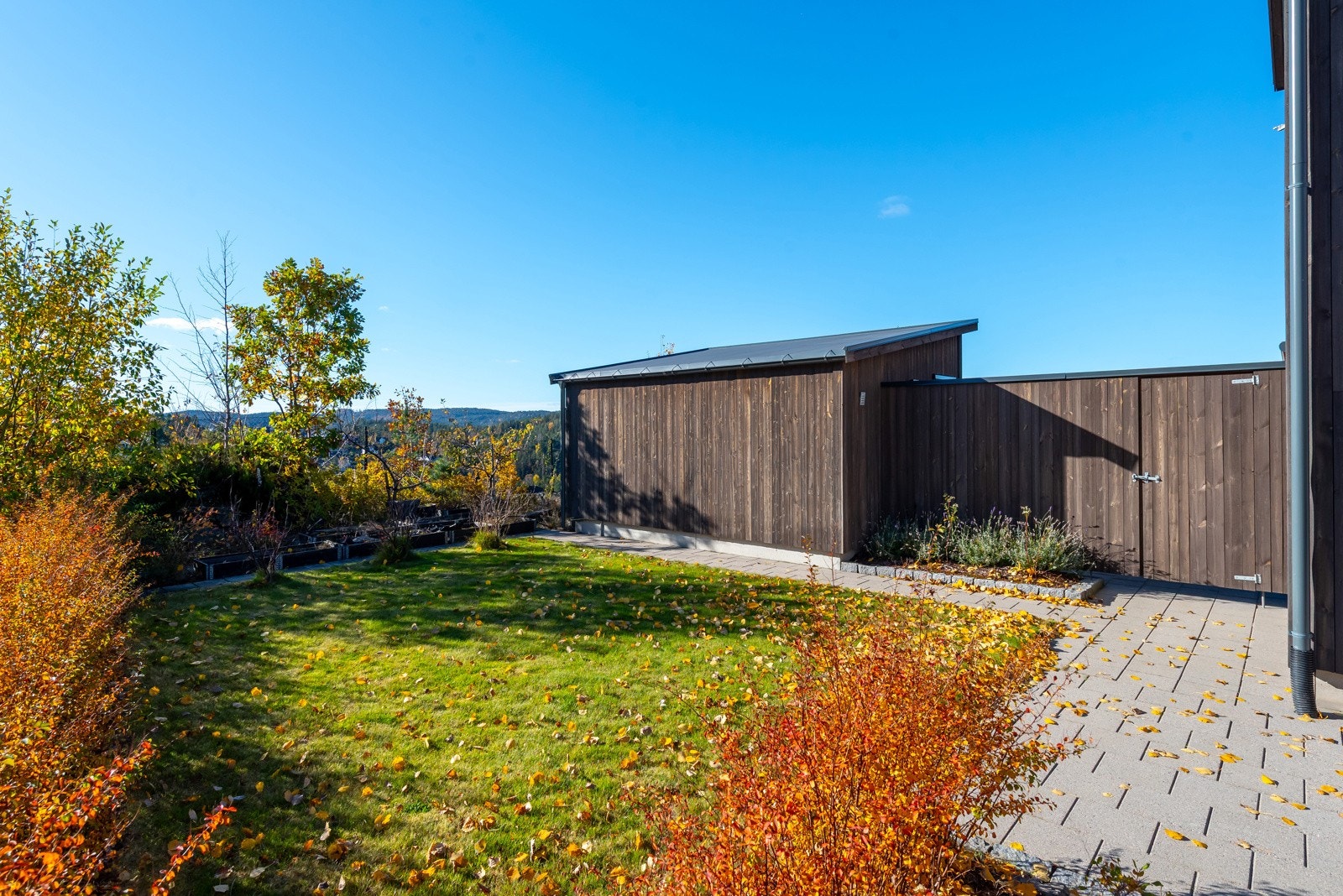 Pent opparbeidet del av hage med enkel adkomst til baksiden hvorfra det er hagestue, jacuzzi, usjenert og solrikt - og en nydelig utsikt! Galleribilde