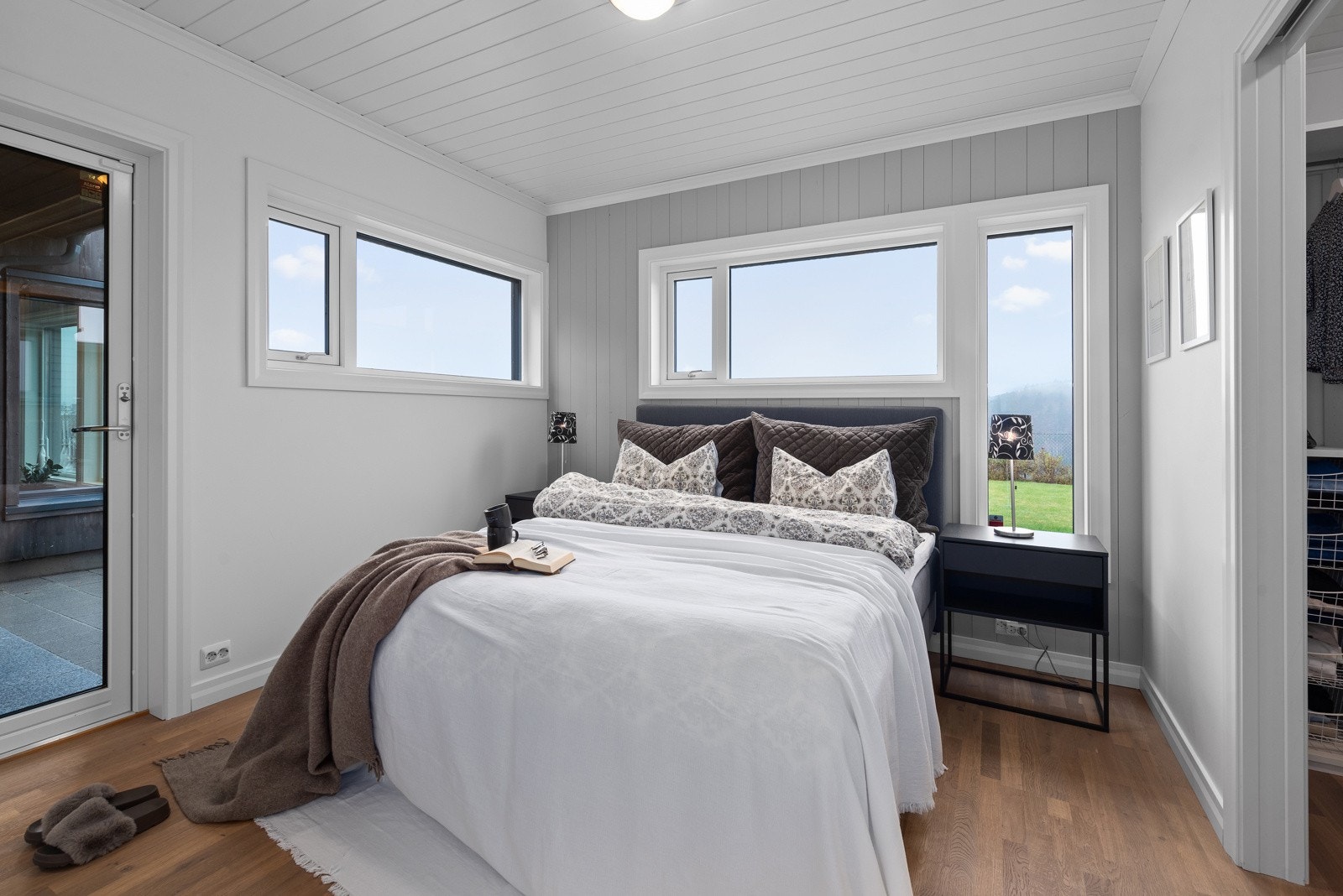 Fra hovedsoverommet er det også utgang til hagen. Galleribilde