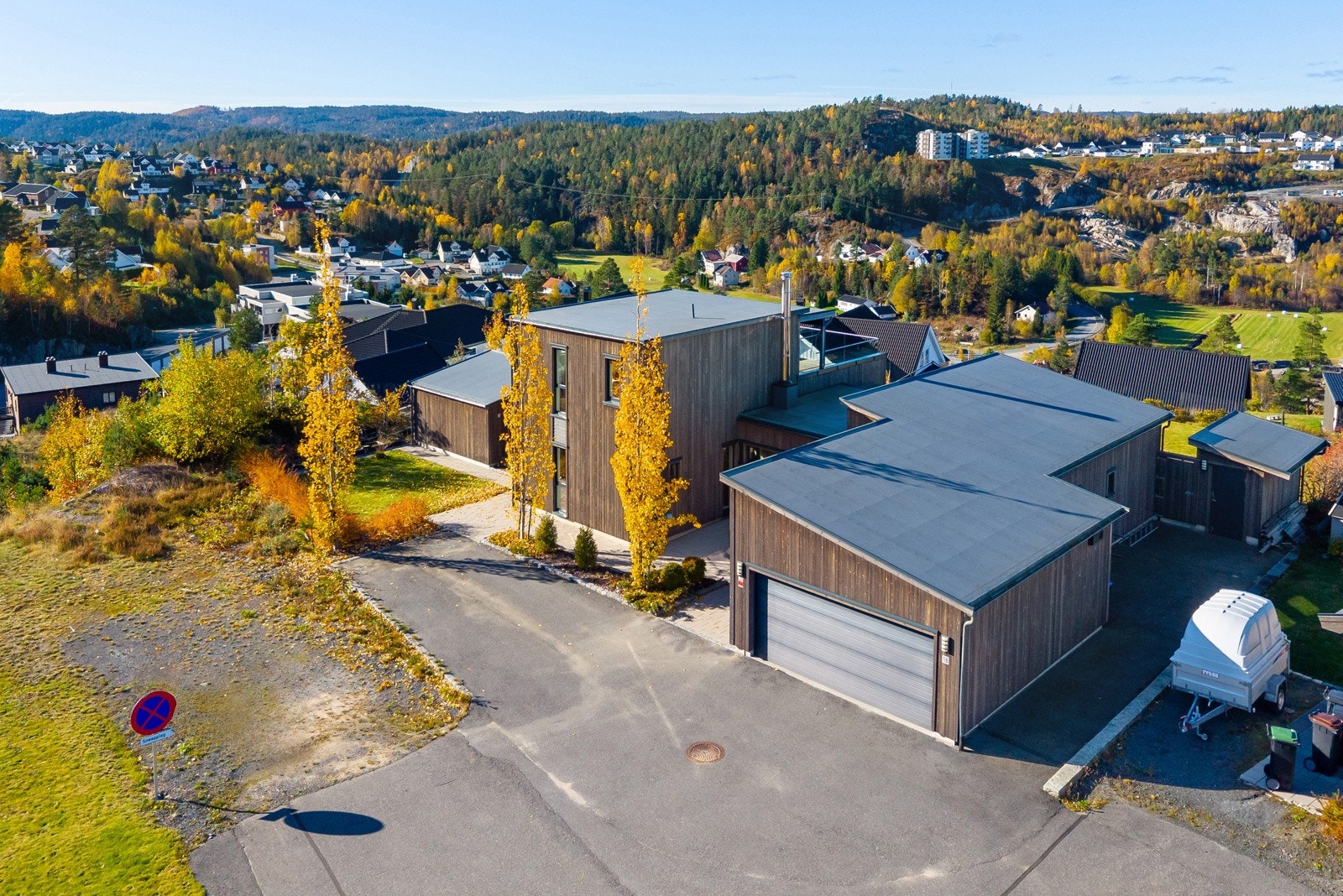 Eiendommen er pent opparbeidet og har lite eller ingen innsyn i hagen hvor du finner både hagestue og jacuzzi. Hagestuen er isolert og har gulvvarme for helårsbruk. Galleribilde