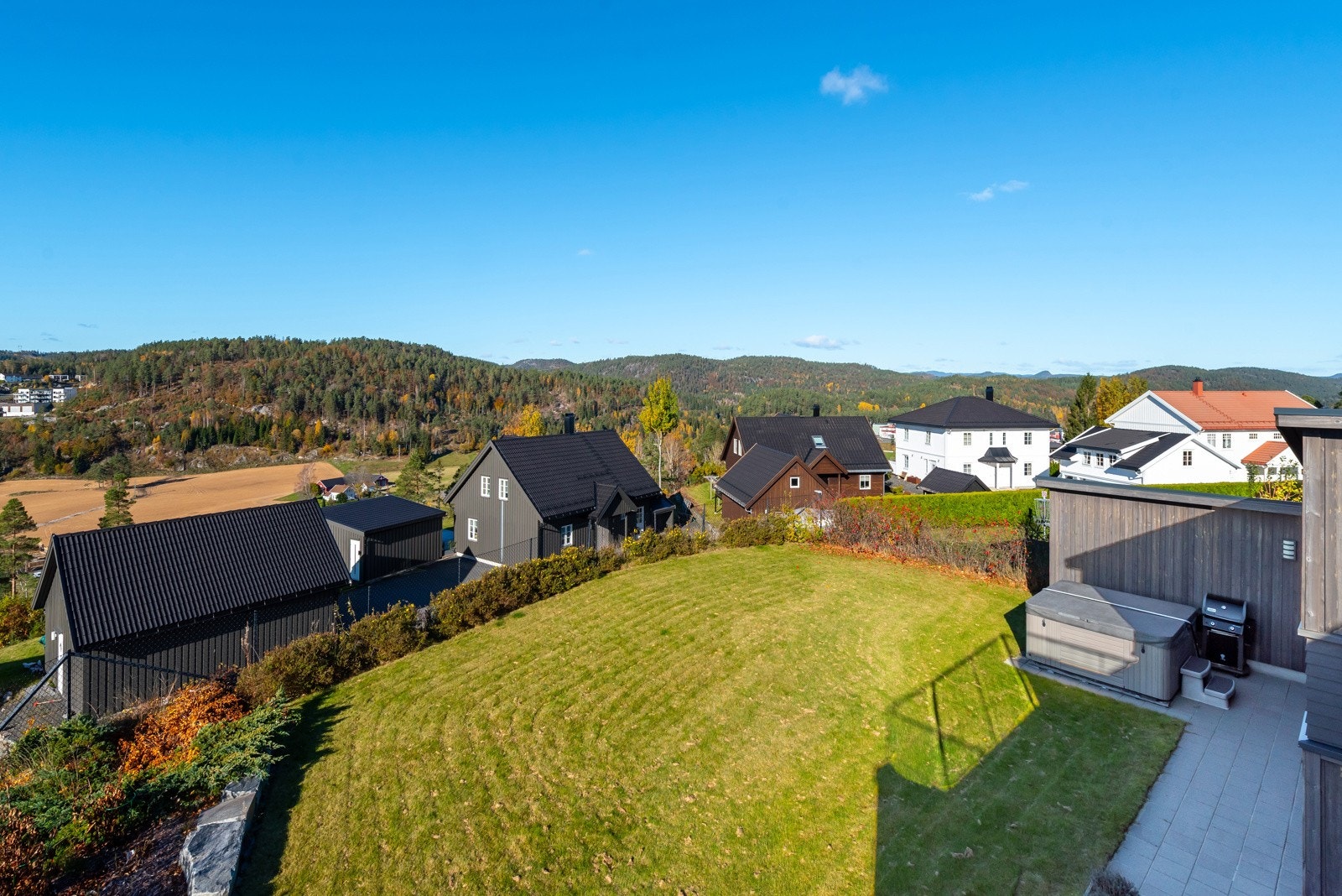 Romslig hage med god plass til lek, avslappning og sosiale sammenkomster hvor man kan tilbringe kvalitetstid i vakre omgivelser. Galleribilde