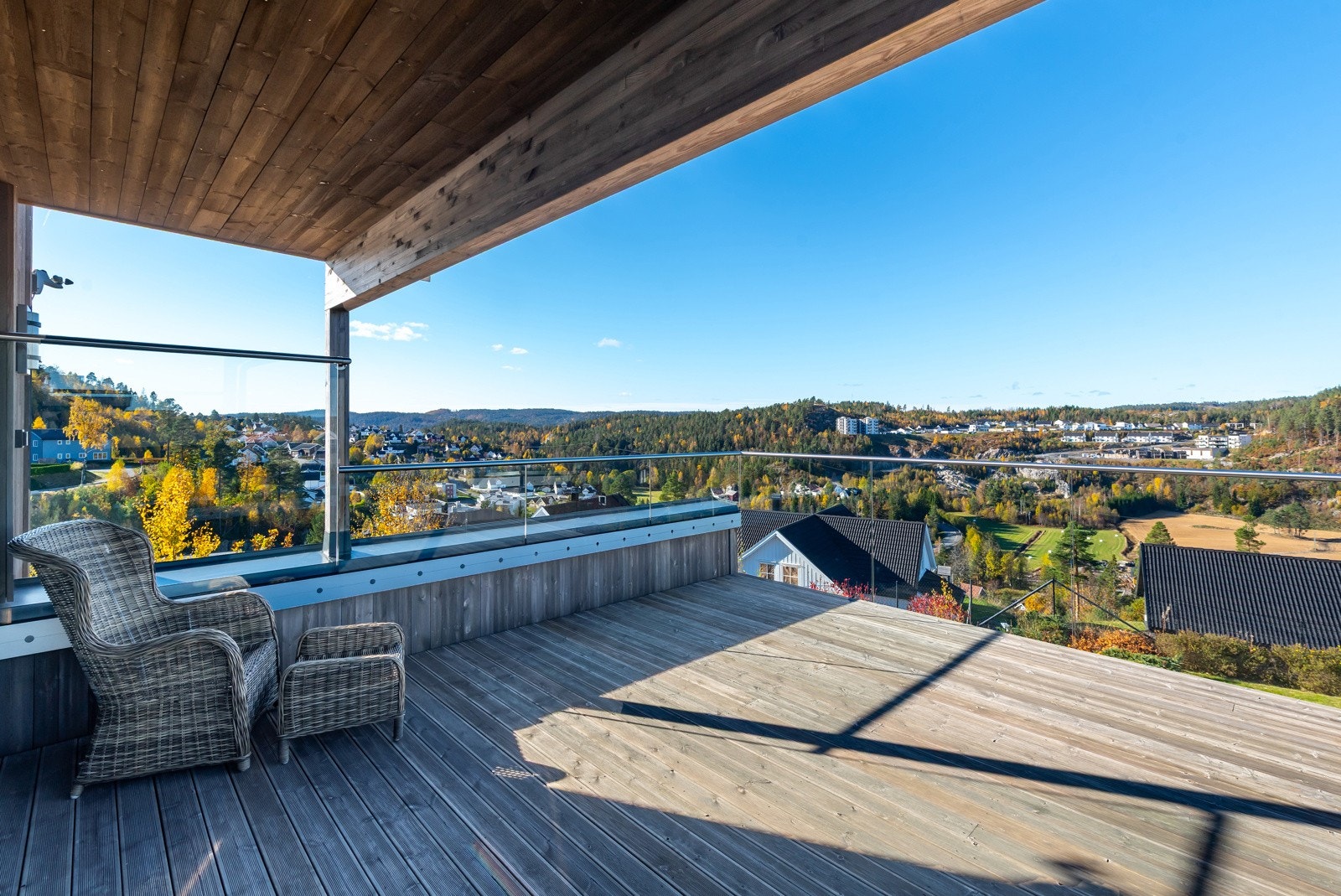 Delvis overbygget gjør takterrassen bruksvennlig for helårsbruk. Galleribilde