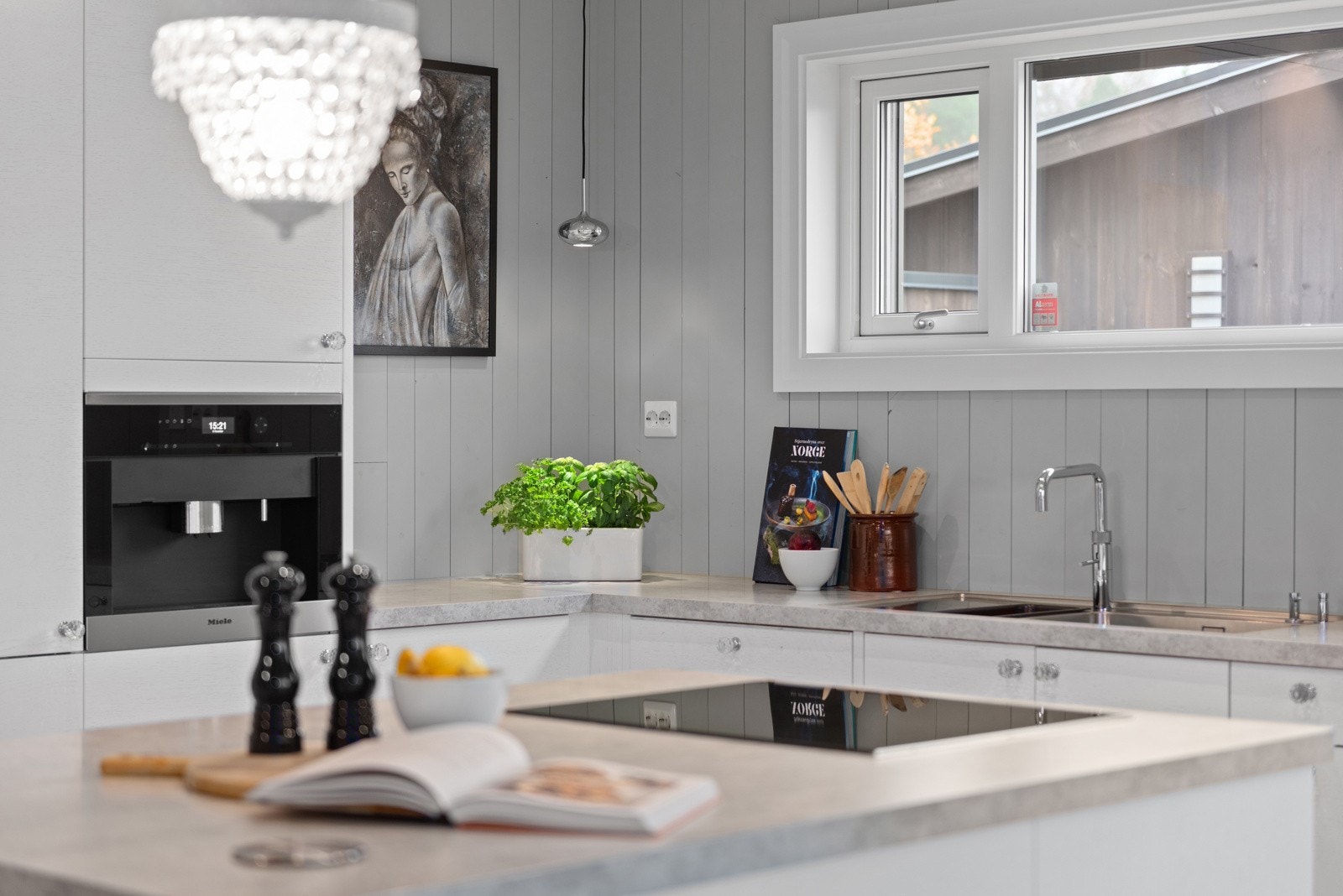 Innvendig er vel så gjennomtenkt som utvendig og har gode materialvalg, møblering og farger som gir en flott finish! Galleribilde