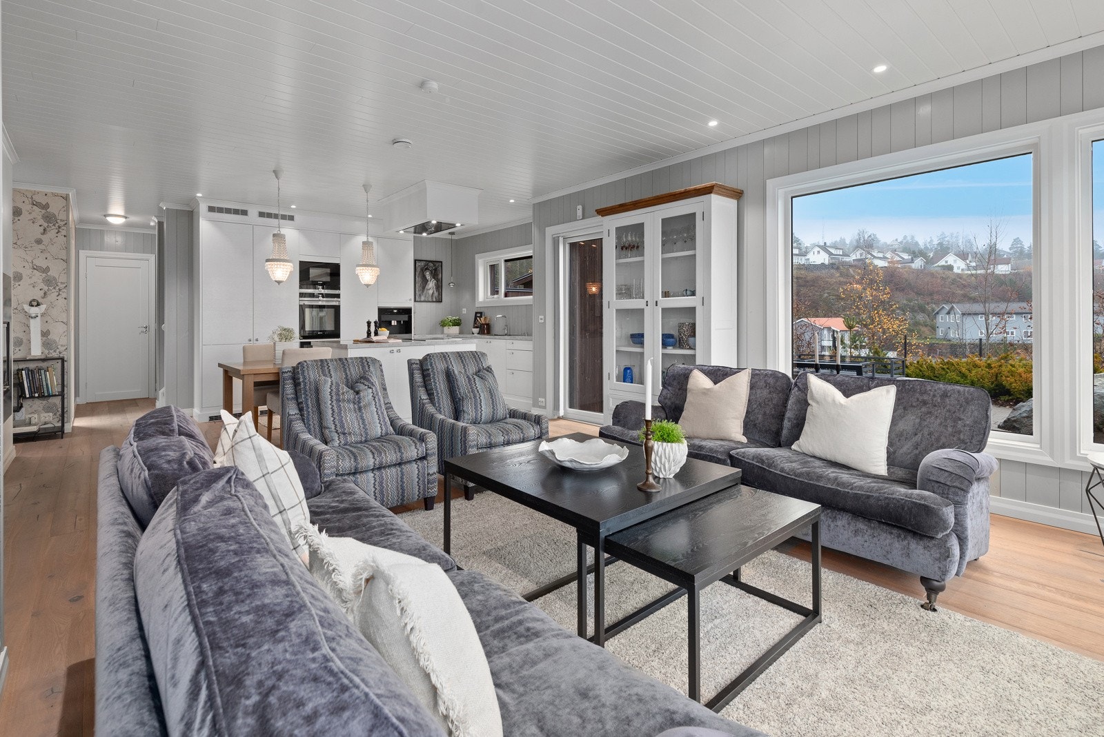 I mellom kjøkken og stue er det utgang til hagen mot hagestuen igjennom glassdøren til høyre i bildet. Galleribilde