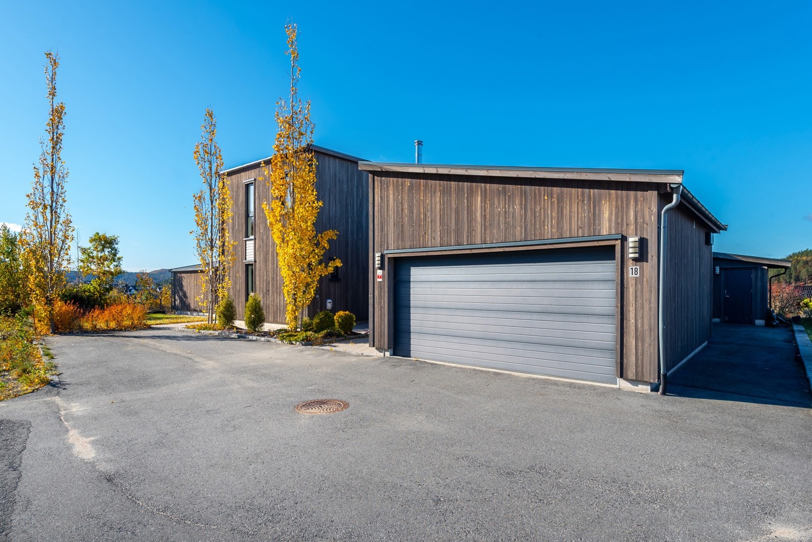 Stor integrert garasje på hele 40 kvm med to innvendige boder. Fra garasjen kommer du rett inn på vaskerommet før videre inn til gang og resten av boligen. Galleribilde