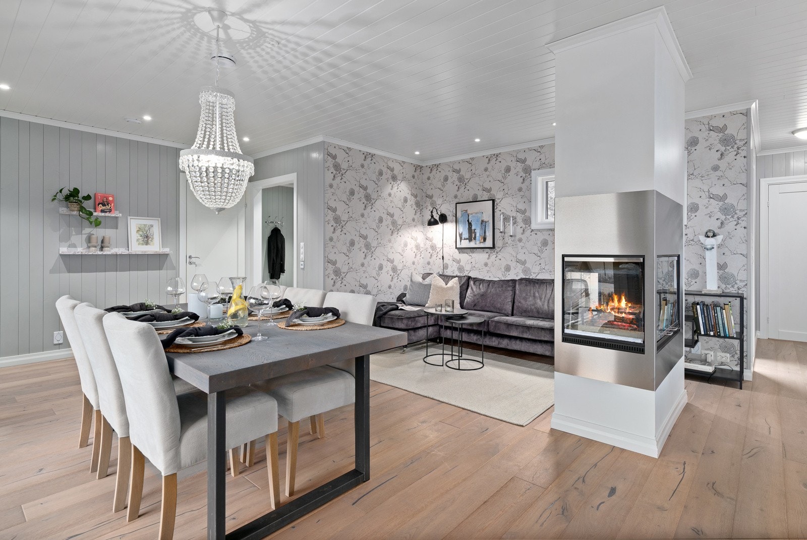 Fra stuen er det videre til hovedsoverom med walk-in garderobe og eget bad, til vaskerom før garasje eller til gangen med entré. Galleribilde