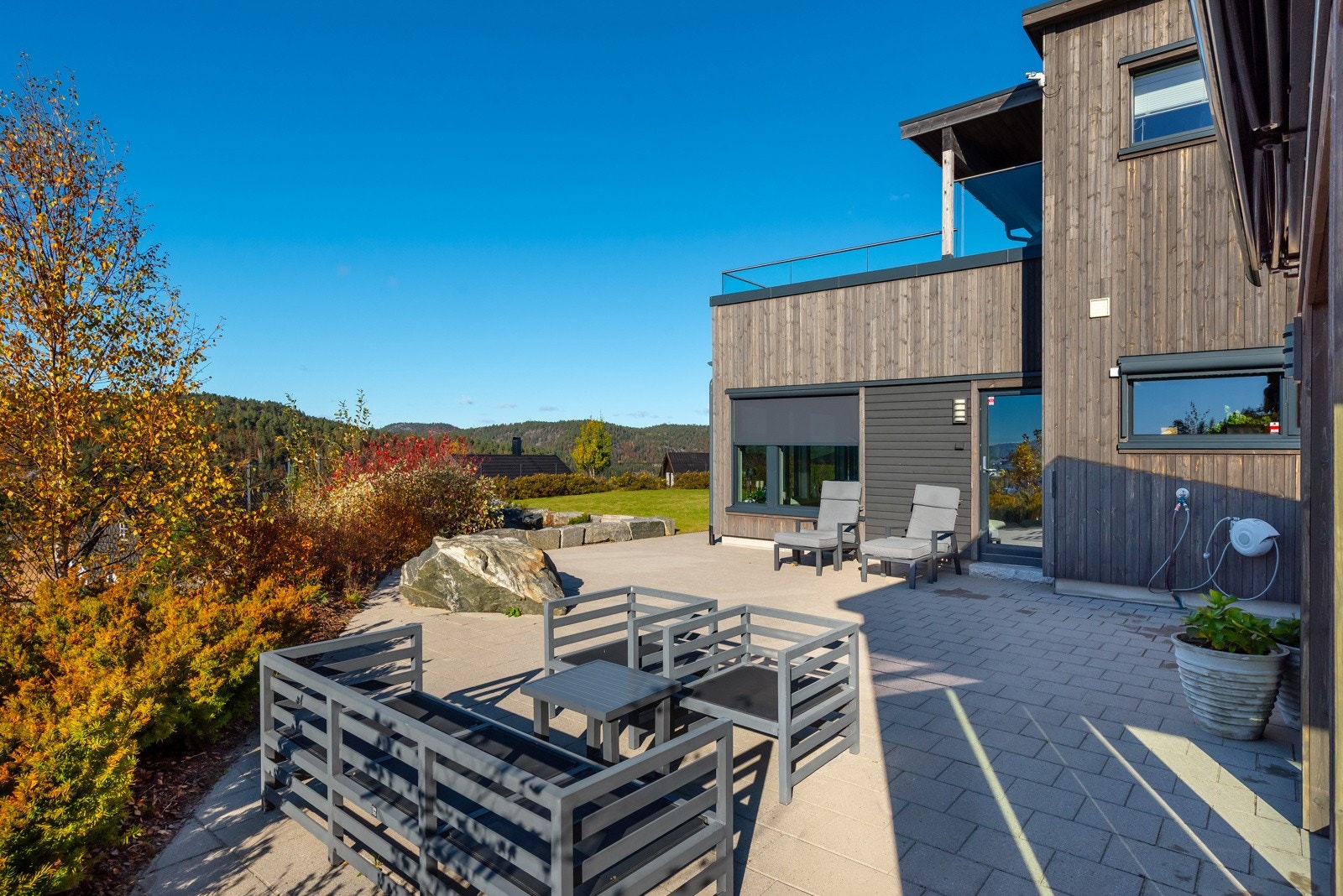 Hagen er opparbeidet og inndelt i soner for behagelig og praktisk bruk. Det er montert elektrisk solskjerming på de fleste vinduer. Galleribilde