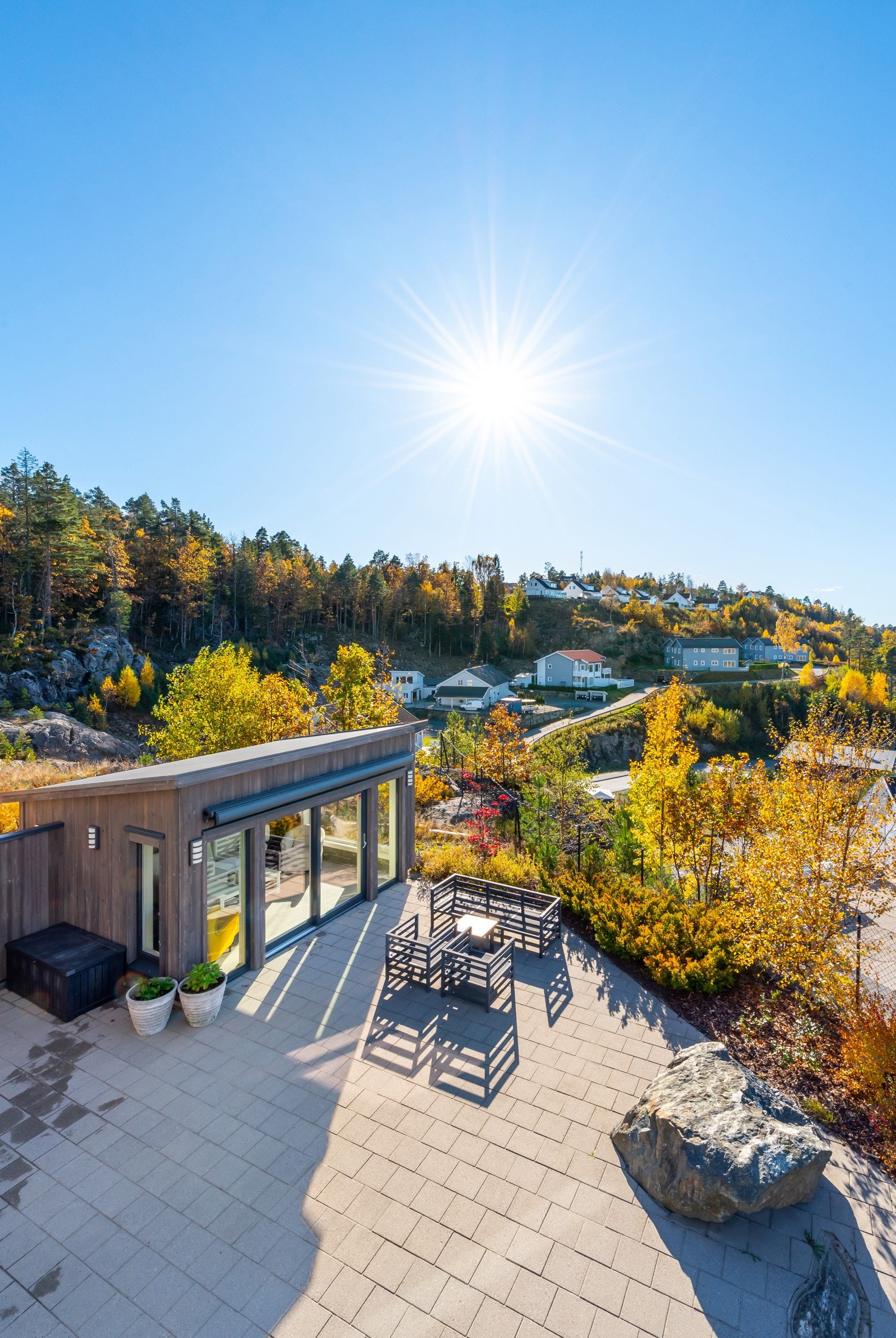 Fra takterrasesn og ned mot hagestuen. Galleribilde