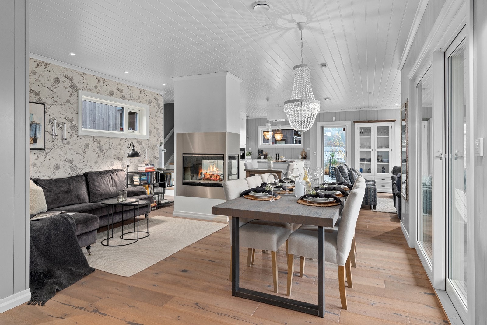 Det er god plass til langbord hvor både måltider og flott utsikt kan nytes. Galleribilde