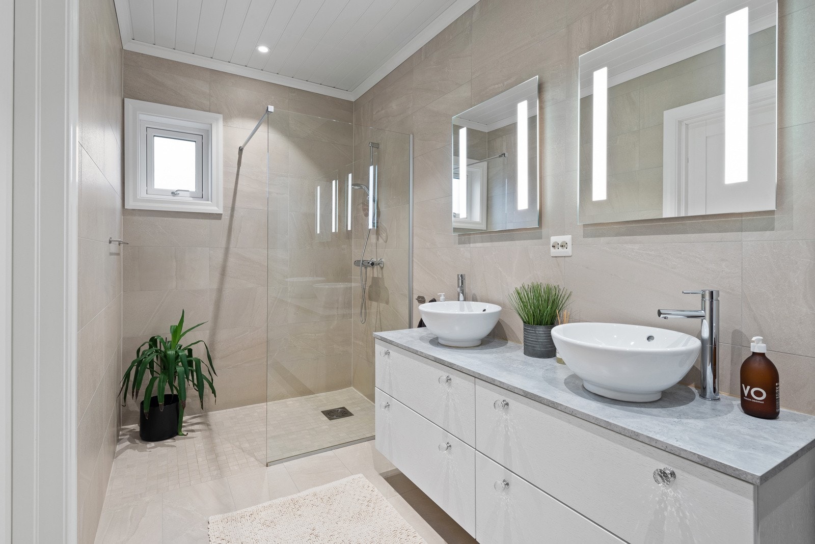 Badet tilhørende hovedsoverommet har fliser på gulvet, dobbel innredning, speil med lys, og dusjnisje med glassvegg. Vannbåren varme i hele 1.etg gir behagelig gulvvarme. Galleribilde