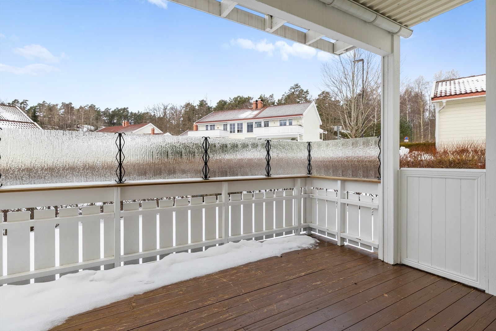 Terrassen er romslig og gir god plass til både sittegruppe, grill og spisebord. Her ligger alt til rette for lange sommermiddager, rolige morgenstunder med kaffekoppen eller hyggelige kvelder med venner og familie. Galleribilde