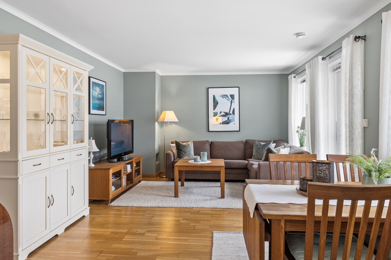 Her er det enkelt å skape soner for både avslapning og hyggelige sammenkomster - et naturlig samlingspunkt i boligen. Galleribilde