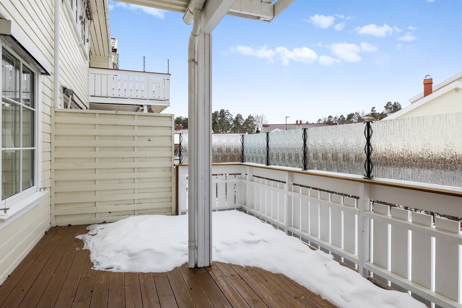 Den skjermede beliggenheten gir en privat og lun atmosfære, slik at du kan nyte uteplassen i fred og ro.
Dette er en terrasse som virkelig utvider bruksarealet og gir boligen en ekstra dimensjon. Galleribilde