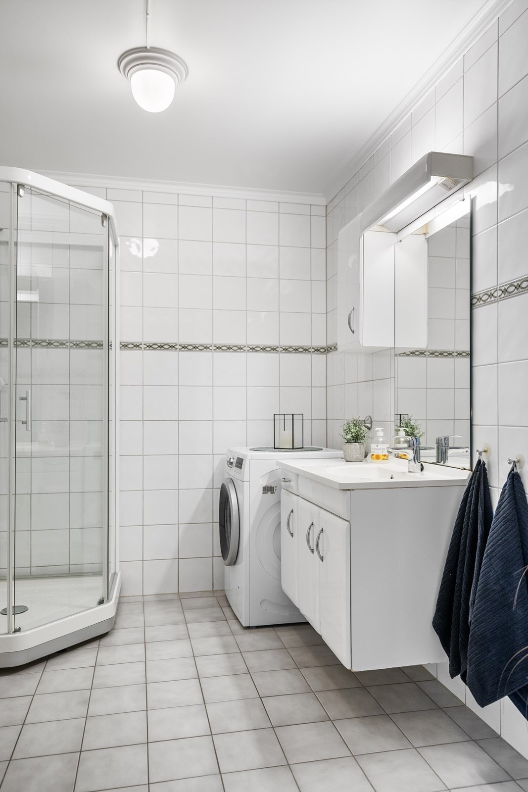 Dette er et bad som kombinerer komfort og funksjonalitet med solide materialvalg - et rom tilrettelagt for både praktisk bruk i hverdagen og en behagelig start på dagen. Galleribilde