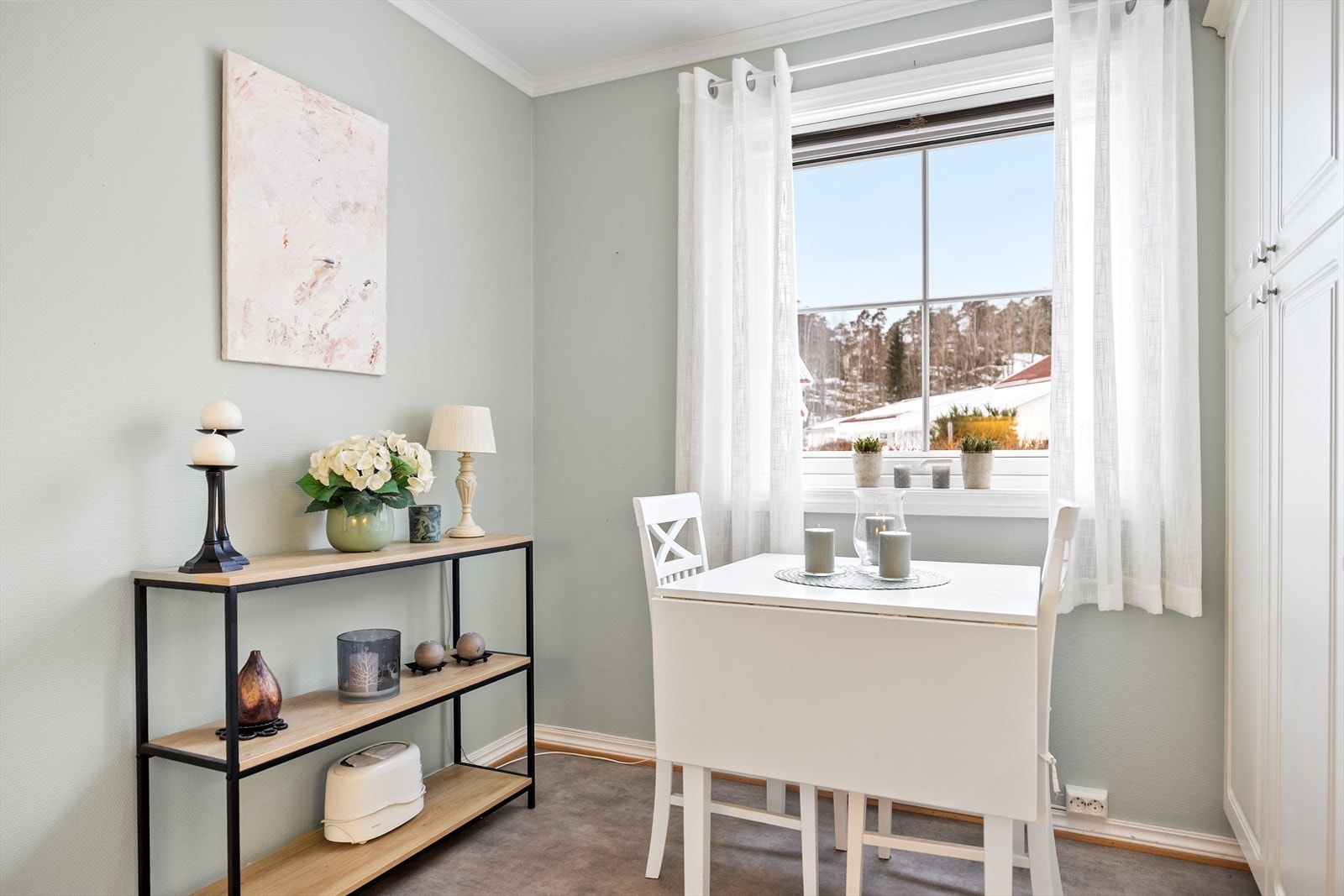 Her kombineres funksjonalitet og trivsel på en fin måte, med gode oppbevaringsløsninger og en sosial sone som gjør kjøkkenet til mer enn bare et arbeidsrom. Galleribilde