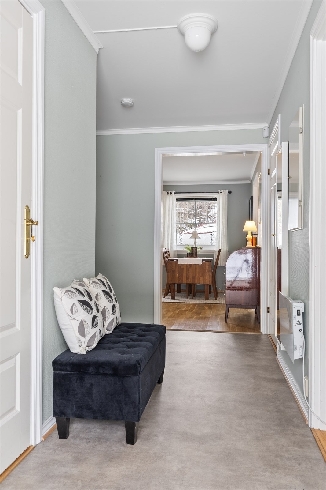 Fra entréen er det direkte tilkomst til praktisk bod/garderoberom, noe som gir svært gode oppbevaringsmuligheter. Her er det rikelig med plass til yttertøy, sko og sesongutstyr, slik at gangen holdes ryddig og oversiktlig i hverdagen. Galleribilde