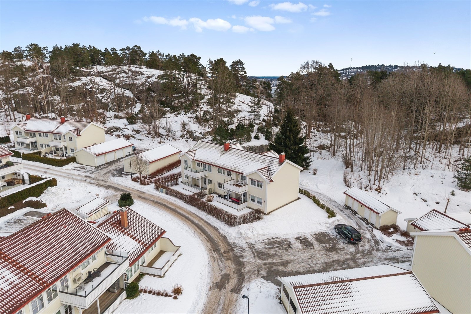 Området oppleves trygt og rolig, og gir barna gode muligheter til å leke fritt i skjermede omgivelser. Den åpne og oversiktlige utformingen gjør det enkelt for foreldre å følge med, samtidig som det skaper en sosial og inkluderende ramme rundt hverdagen. Galleribilde