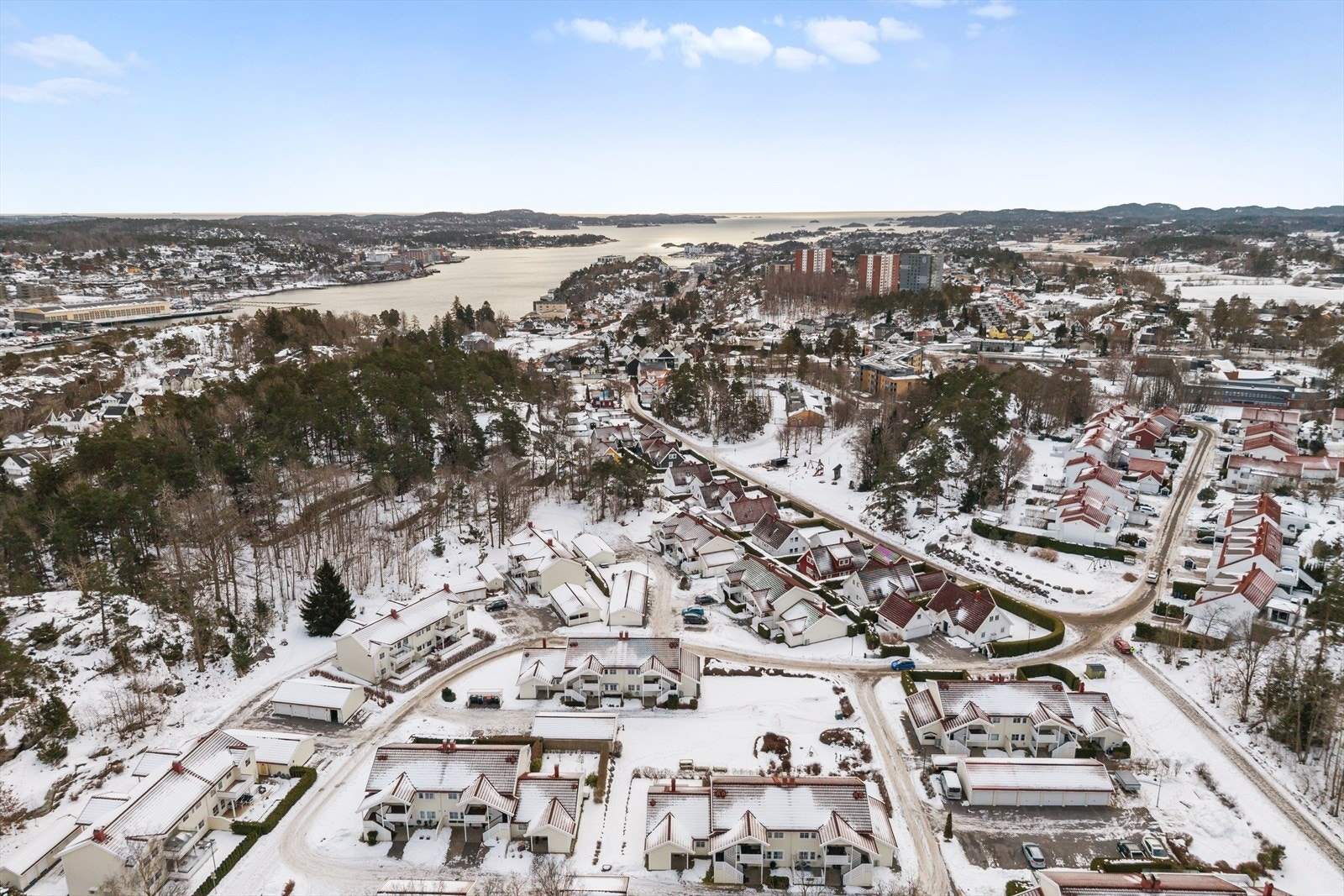 Samtidig bor du med kort vei til både sentrum og sjøen. Her kan du enkelt kombinere rolige, trygge omgivelser med nærhet til servicetilbud, handel, kaféliv og fine turmuligheter langs vannet. Galleribilde