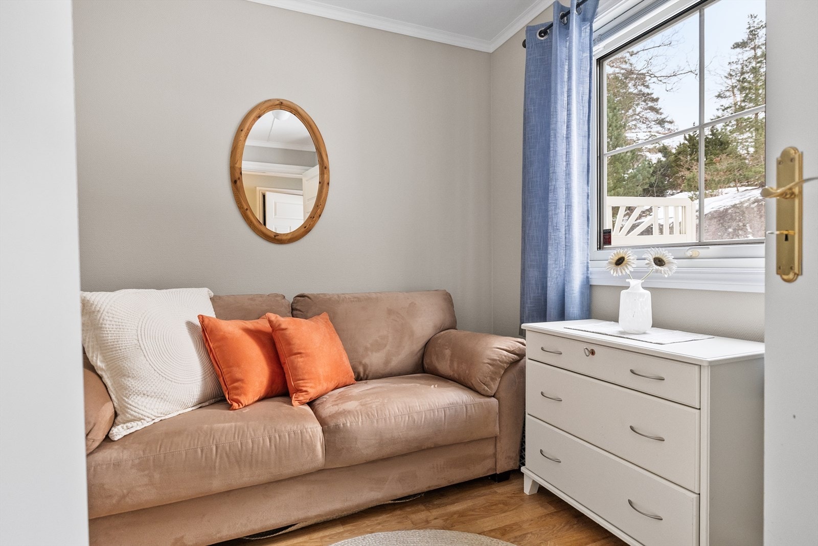 Rommet har en hyggelig størrelse og oppleves både lunt og fleksibelt - ideelt for både små og store beboere. Galleribilde