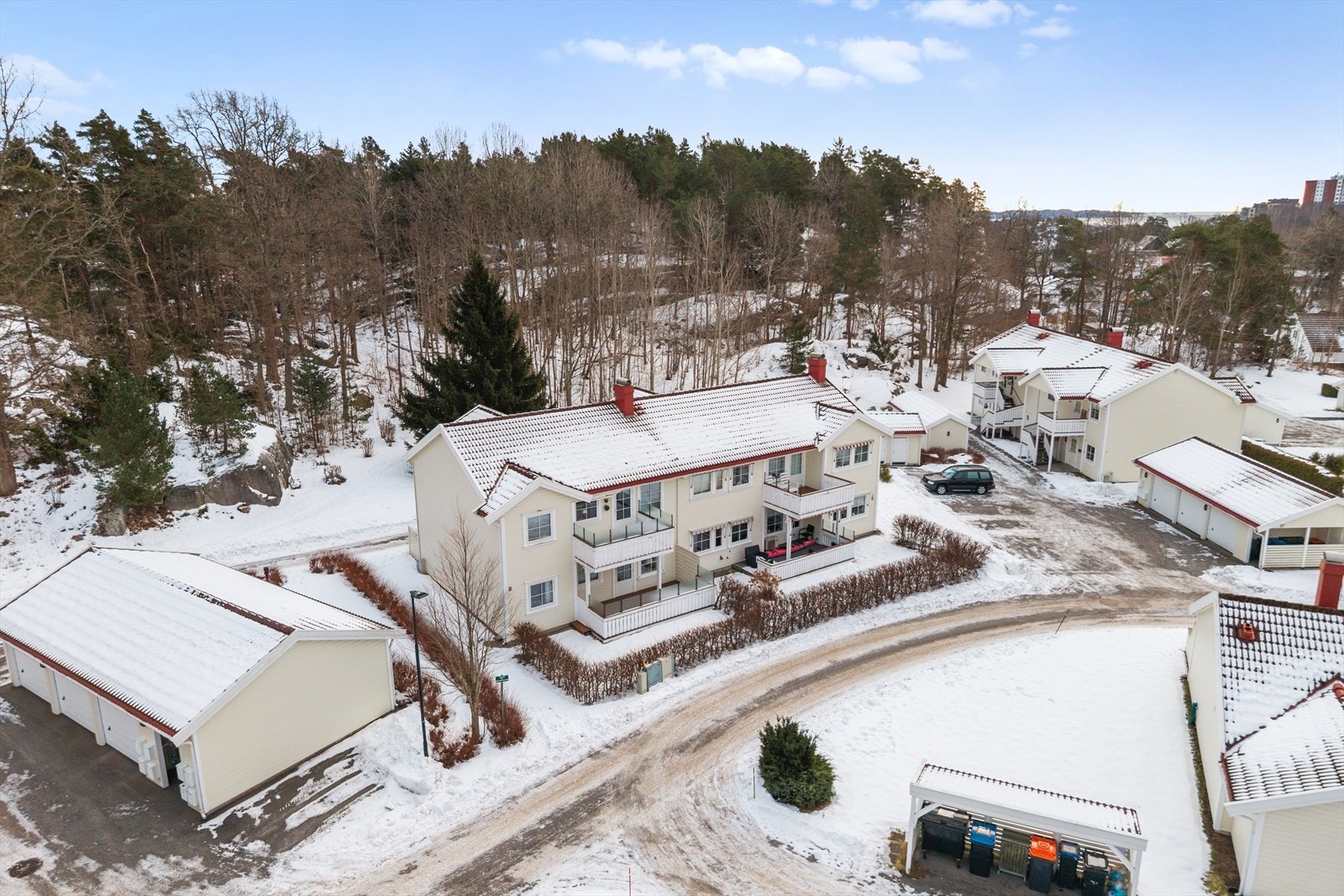 Rett utenfor boligen møtes du av et barnevennlig og oversiktlig tun med grønne og velholdte fellesarealer. Galleribilde