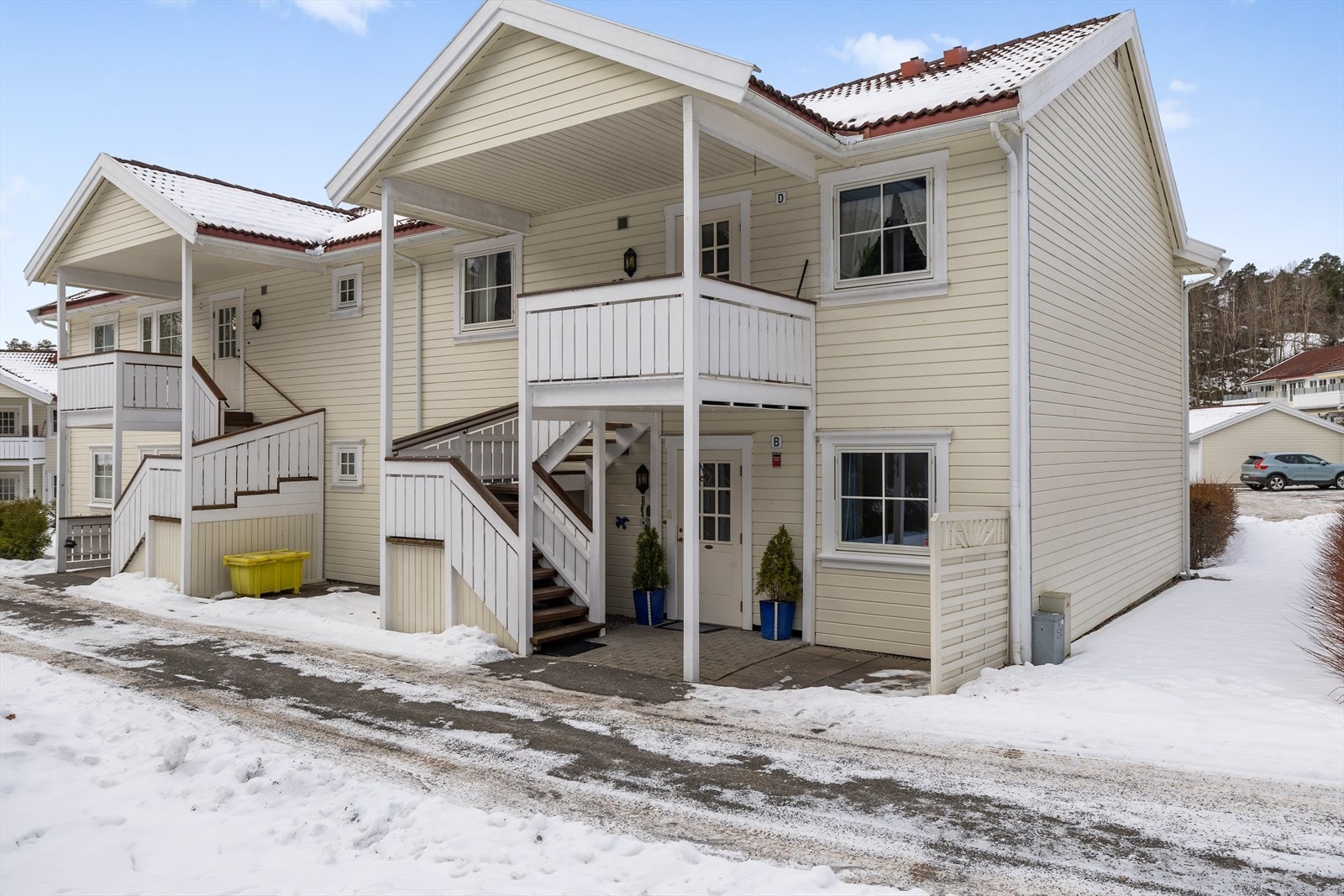 Leiligheten har en attraktiv beliggenhet i 1. etasje, noe som gir en enkel og lett tilgjengelig hverdag uten trapper. Galleribilde