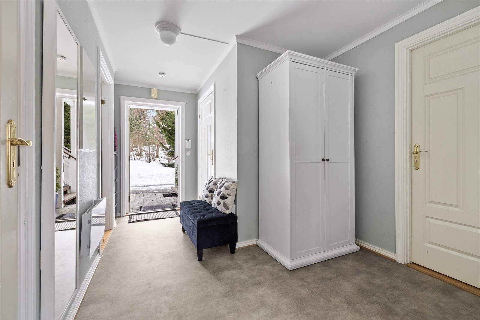 Entréen ønsker deg velkommen med en lys og delikat fargetone som skaper et umiddelbart godt førsteinntrykk. Den duse nyansen gir rommet et moderne og harmonisk uttrykk. Galleribilde