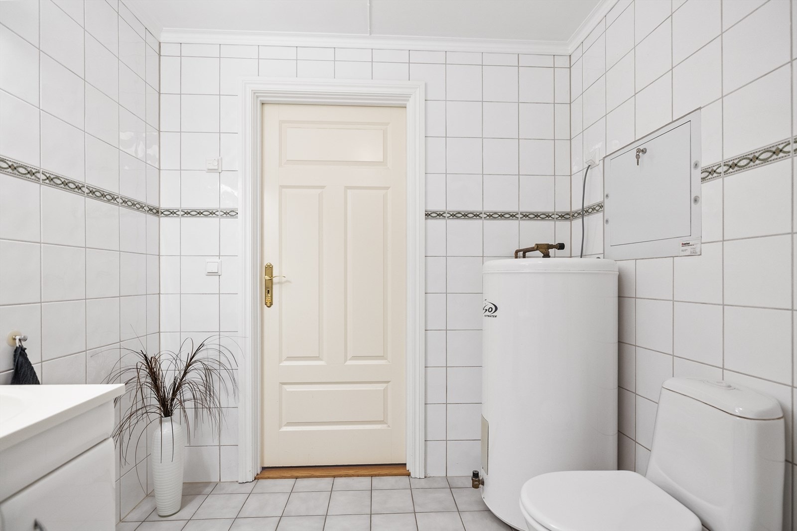 Innredningen er praktisk, med nedfelt servant som gir gode avlastningsflater. Dusjkabinettet er plassert slik at det skjermer øvrige flater for vannsøl. Rommet er videre utstyrt med toalett og har både opplegg og avsatt plass til vaskemaskin. Galleribilde