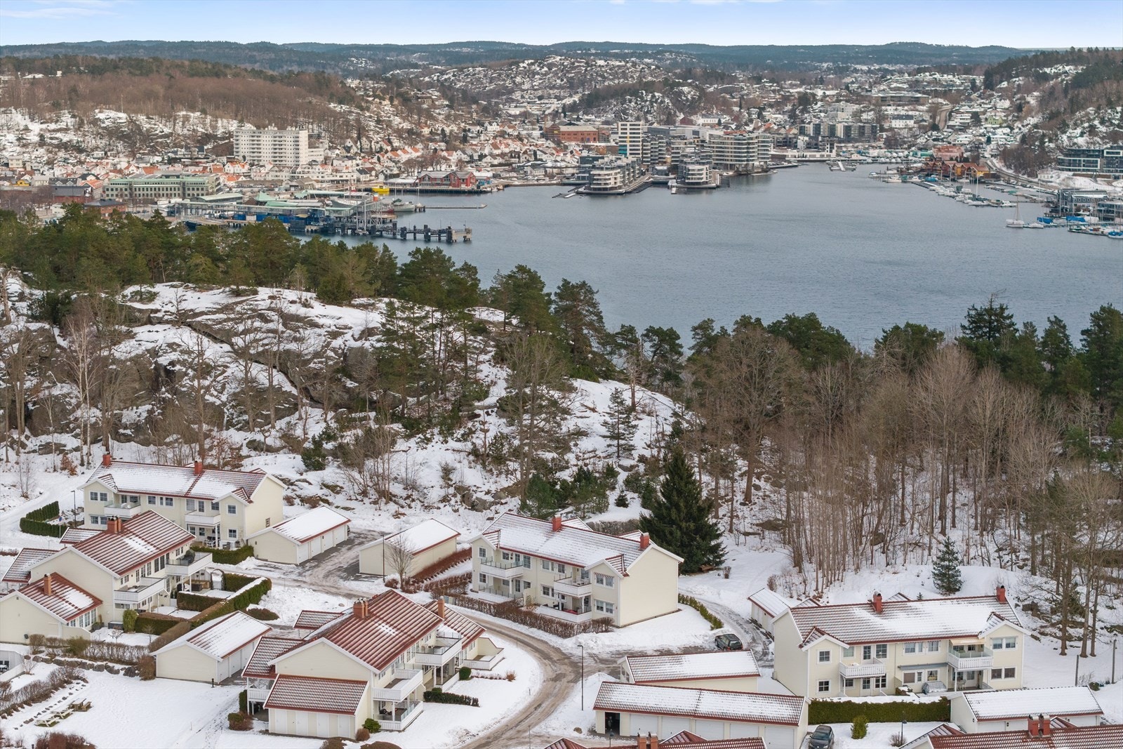 For deg som setter pris på sjø og sommerliv er beliggenheten ideell. Det er kort vei til flere flotte badeplasser Sandefjord. kan skilte med en kystlinje på hele 82,5 kilometer, noe som gir rike muligheter for båtliv, bading og andre maritime aktiviteter. Galleribilde