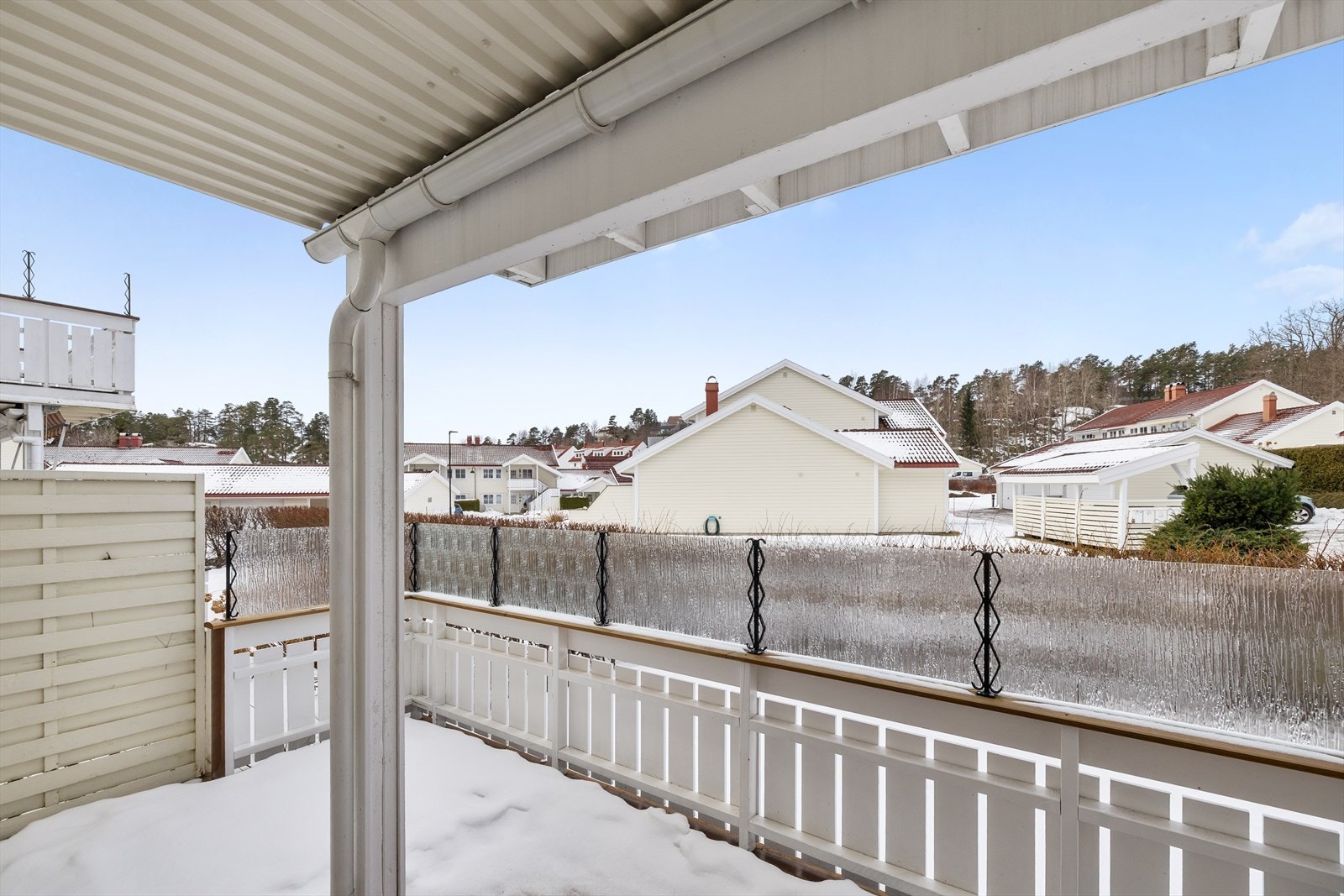 Deler av terrassen er takoverbygget. Her sitter du komfortabelt selv om det kommer en regnbyge. Den overbygde delen gjør det også mulig å innrede med utemøbler som kan stå mer beskyttet, og skaper en hyggelig og mer intim sone i uteområdet. Galleribilde