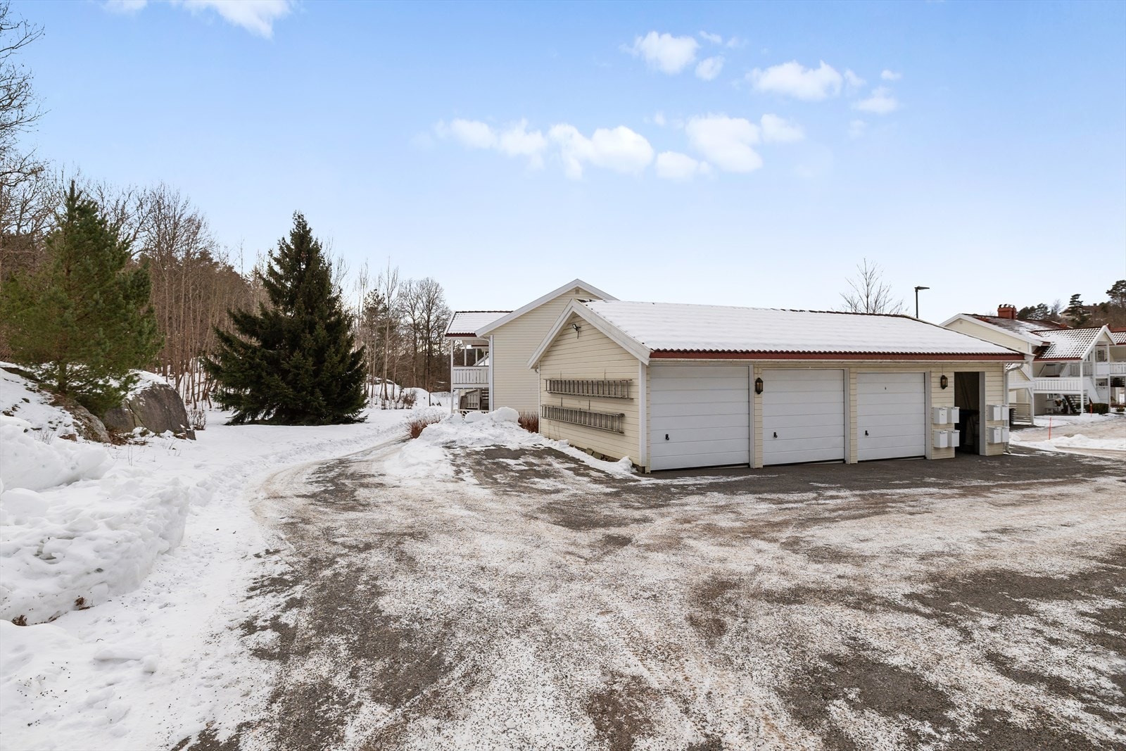 Garasjen gir ikke bare komfort, men også ekstra oppbevaringsmuligheter for sykler, sportsutstyr og sesongrelaterte eiendeler. Galleribilde