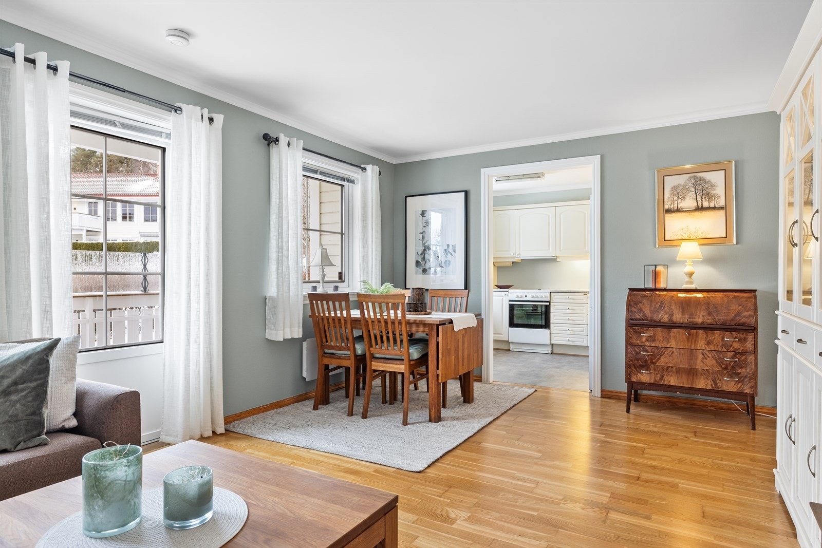 Store vindusflater slipper inn rikelig med naturlig lys og forsterker følelsen av rom og luft. Fra stuen er det direkte utgang til en solrik terrasse - en herlig forlengelse av oppholdsrommet i sommerhalvåret. Galleribilde