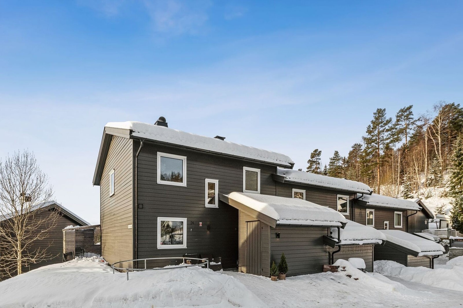 Meglerhuset & Partners har gleden av å presentere dette flotte rekkehuset i Saturnringen 24 på Konnerud. Galleribilde