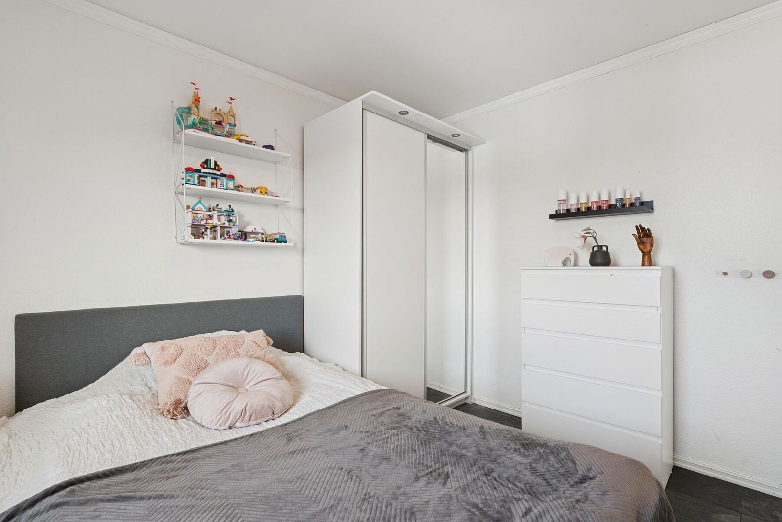 Det er tre gode soverom i boligen, og alle ligger samlet i andre etasje. Galleribilde