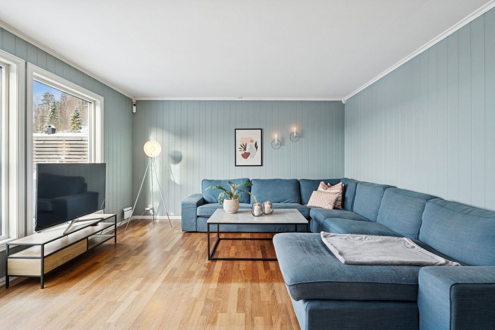 Romslig stue med stor hjørnesofa, fine vindusflater og god plass til både TV-krok og hyggelige samlinger. Galleribilde