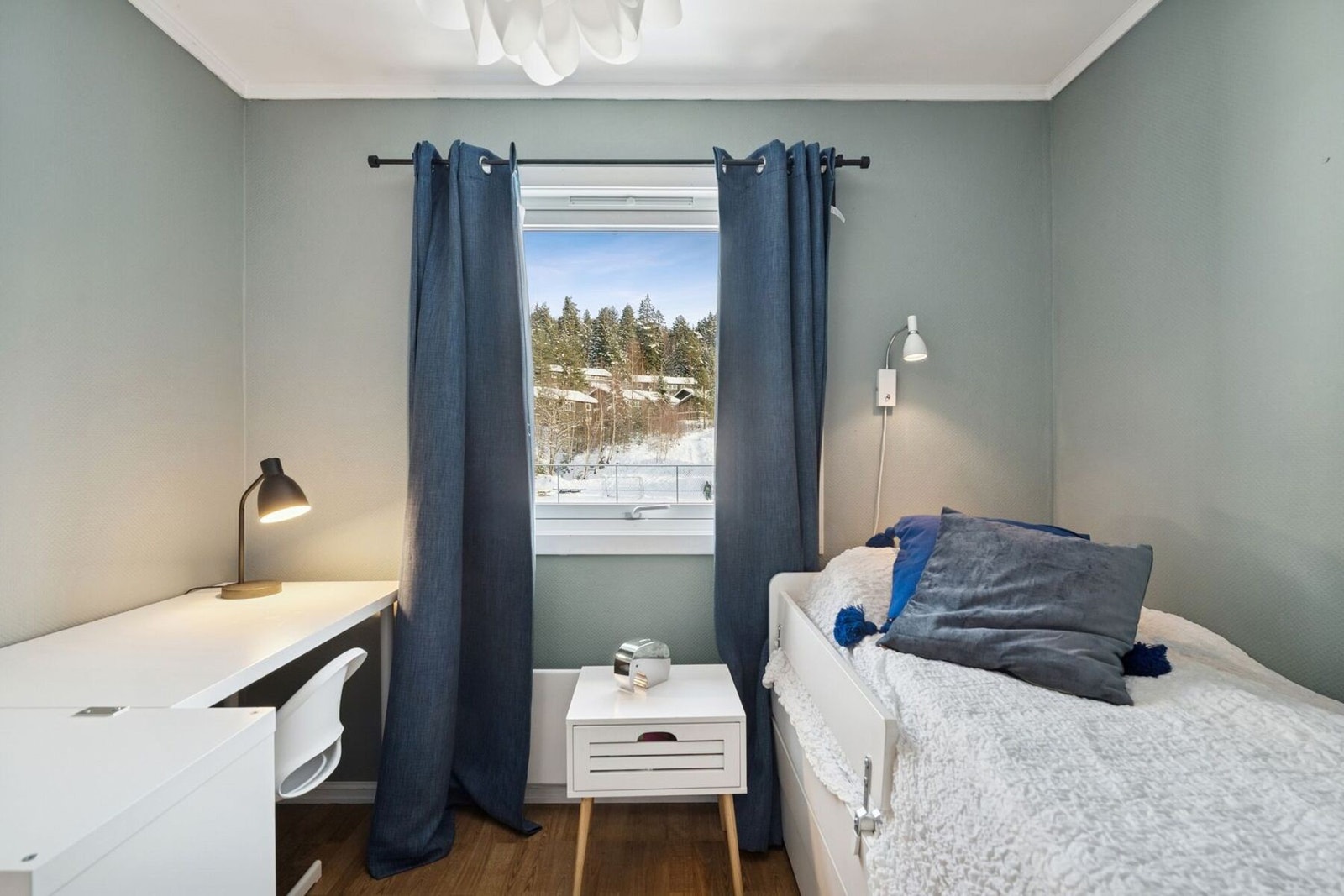 Fra soverommet har du hyggelig utsikt rett ut mot borettslagets flotte og grønne fellesarealer. Galleribilde