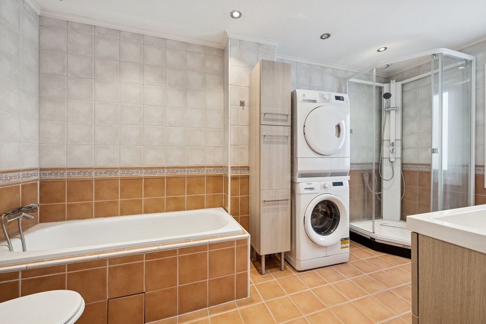 Stort og funksjonelt bad med både badekar og separat dusjhjørne - god plass til vaskemaskin og tørketrommel. Galleribilde