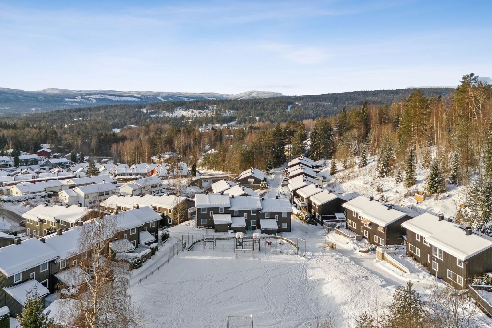 Med fellesområdene rett utenfor har du enkel tilgang til både fotballbane og lekeplass - et trygt og sosialt bomiljø. Galleribilde