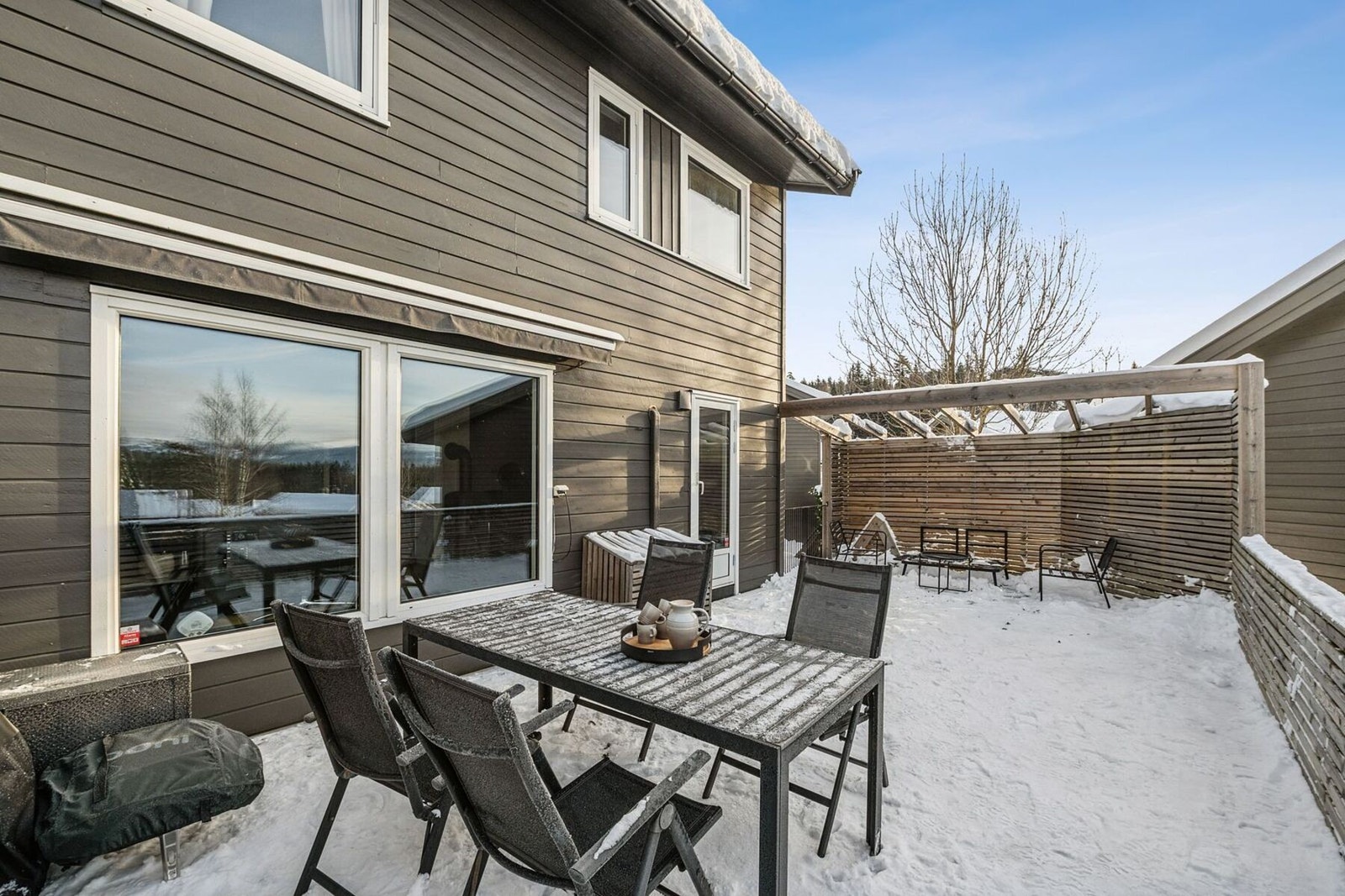 En innbydende terrasse med plass til både spisegruppe og sittegruppe - perfekt for lange sommerkvelder. Galleribilde