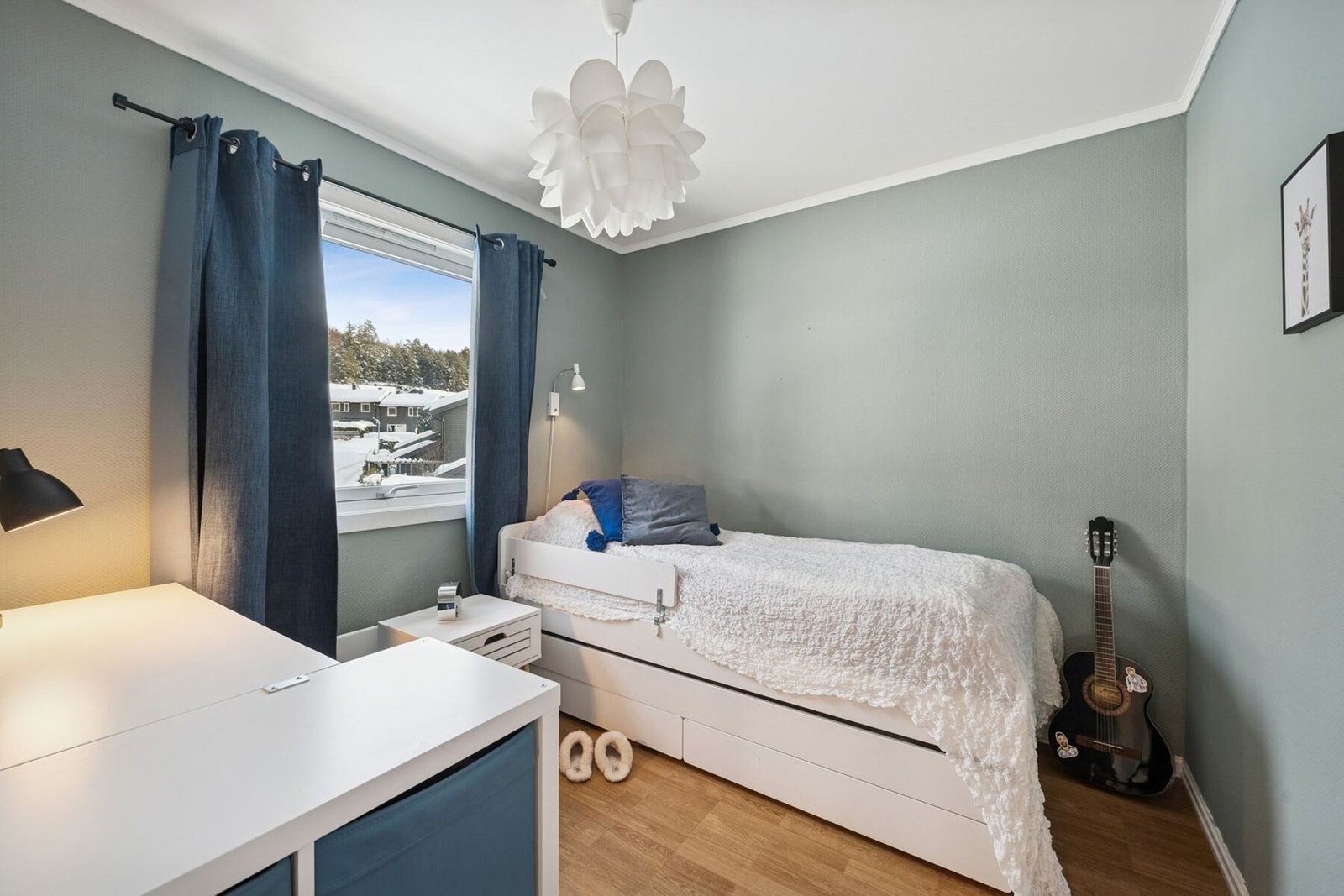 Soverom 2 er av god størrelse og fremstår som det perfekte barnerommet, med plass til både seng, skrivebord og oppbevaring. Galleribilde