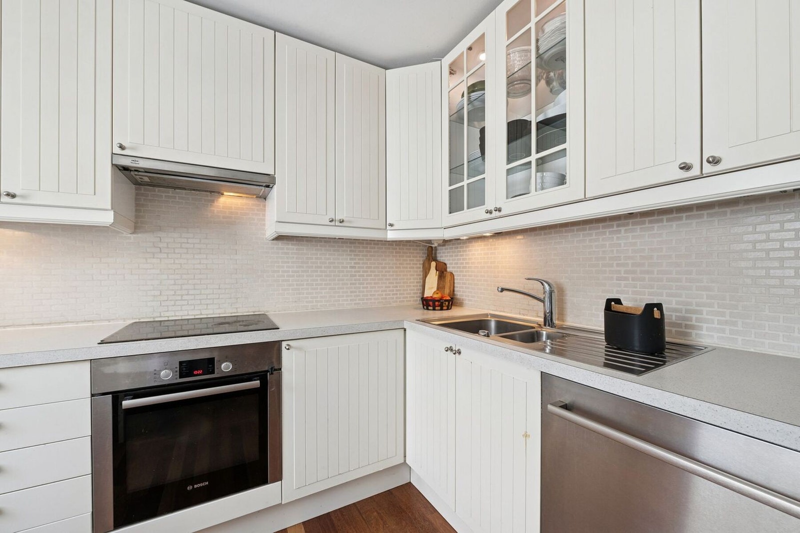 Kjøkkenet har integrerte hvitevarer som stekeovn og platetopp, samt frittstående oppvaskmaskin og kjøl/frys. Galleribilde