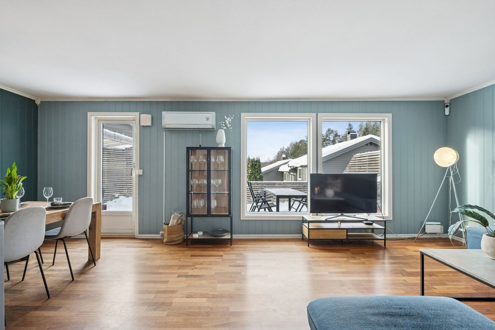 Stuen byr på gode vindusflater som slipper inn rikelig med lys, samt direkte utgang til en solrik terrasse på hele 37 m² - perfekt for både avslapning og sosiale sammenkomster. Galleribilde