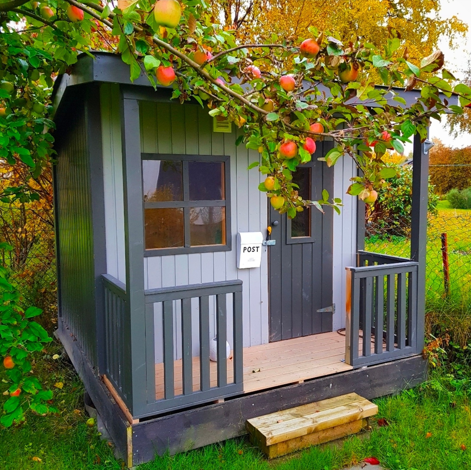 Selgers eget bilde av lekestua omkranset av epletrær. Stor stas for de minste! Galleribilde