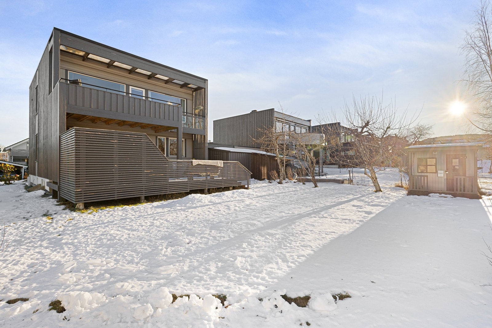 På eiendommen nyter du solen fra tidlig morgen til solnedgang på sommerstid. Galleribilde